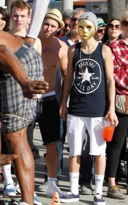 01.06 | Justin Bieber caminhando por Venice Beach com Ryan Butler e Jeremy Bieber