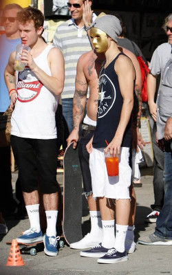 01.06 | Justin Bieber caminhando por Venice Beach com Ryan Butler e Jeremy Bieber