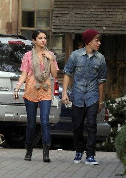 01.11 | Justin Bieber chegando no restaurante P.F. Chang's com Selena Gomez