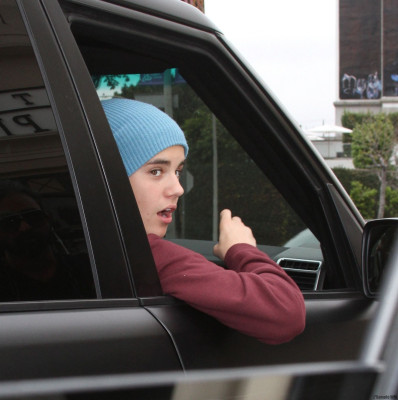 16.03 | Justin Bieber chegando no hospital Cedars Sinai Medical Center