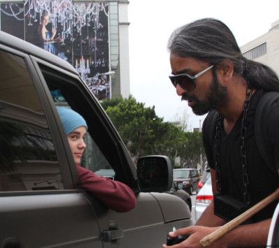 16.03 | Justin Bieber chegando no hospital Cedars Sinai Medical Center