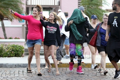 03.11 | Justin Bieber passeando pelas ruas de São Petersburgo, Flórida