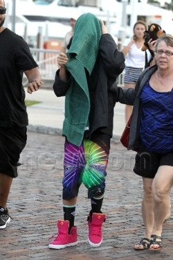 03.11 | Justin Bieber passeando pelas ruas de São Petersburgo, Flórida