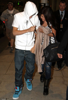 15.06 | Justin Bieber e Selena Gomez em aeroporto no Canadá
