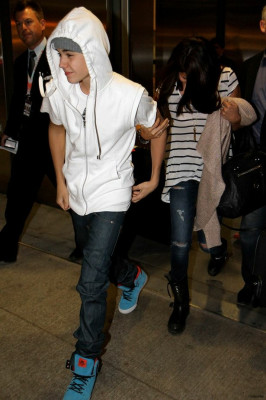 15.06 | Justin Bieber e Selena Gomez em aeroporto no Canadá