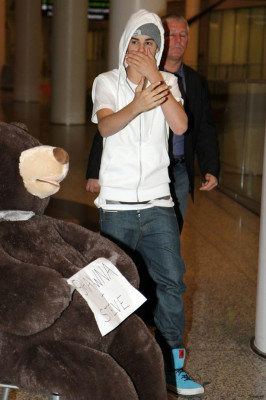 15.06 | Justin Bieber e Selena Gomez em aeroporto no Canadá