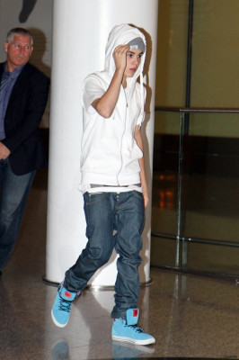 15.06 | Justin Bieber e Selena Gomez em aeroporto no Canadá