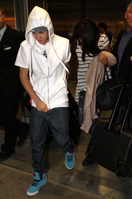15.06 | Justin Bieber e Selena Gomez em aeroporto no Canadá