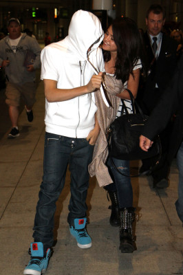 15.06 | Justin Bieber e Selena Gomez em aeroporto no Canadá