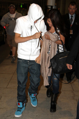 15.06 | Justin Bieber e Selena Gomez em aeroporto no Canadá