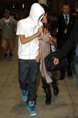 15.06 | Justin Bieber e Selena Gomez em aeroporto no Canadá