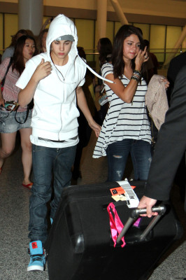15.06 | Justin Bieber e Selena Gomez em aeroporto no Canadá