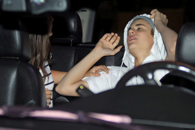 15.06 | Justin Bieber e Selena Gomez em aeroporto no Canadá