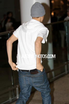 15.06 | Justin Bieber e Selena Gomez em aeroporto no Canadá