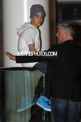 15.06 | Justin Bieber e Selena Gomez em aeroporto no Canadá