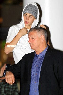 15.06 | Justin Bieber e Selena Gomez em aeroporto no Canadá