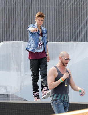 16.06 | Justin Bieber ensaiando para o MuchMusic Video Awards 2012