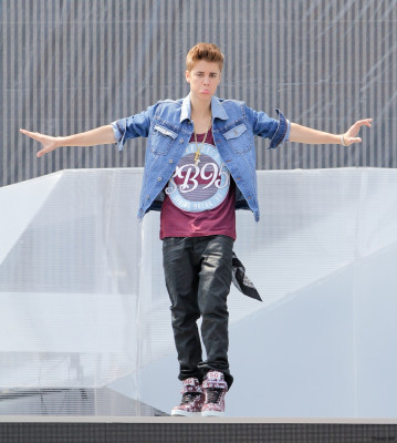 16.06 | Justin Bieber ensaiando para o MuchMusic Video Awards 2012