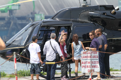 16.06 | Justin Bieber e Selena Gomez deixando o ensaiando para o MuchMusic Video Awards 2012