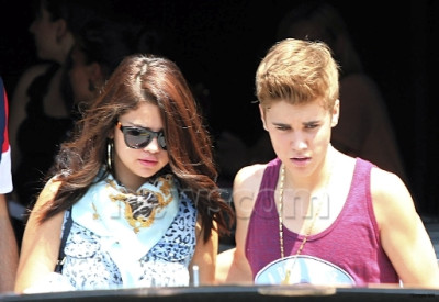 16.06 | Justin Bieber e Selena Gomez deixando o ensaiando para o MuchMusic Video Awards 2012