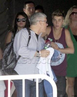 16.06 | Justin Bieber e Selena Gomez deixando o ensaiando para o MuchMusic Video Awards 2012