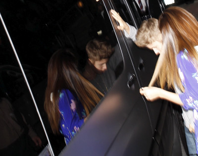 25.06 | Justin Bieber e Selena Gomez deixando restaurante em Malibu, LA