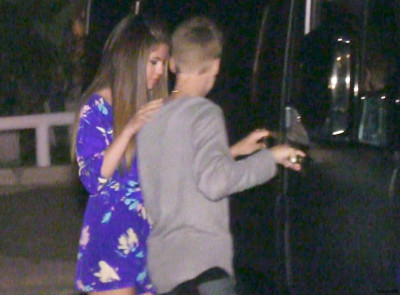 25.06 | Justin Bieber e Selena Gomez deixando restaurante em Malibu, LA