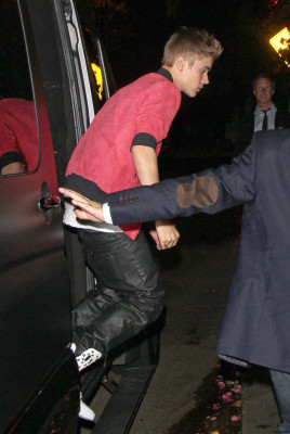 26.06 | Justin Bieber deixando o Chateau Marmont em Los Angeles