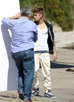 28.06 | Justin Bieber tirando fotos para um novo photoshoot em LA