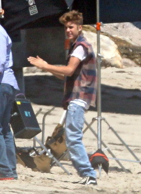 28.06 | Justin Bieber tirando fotos para um novo photoshoot em LA