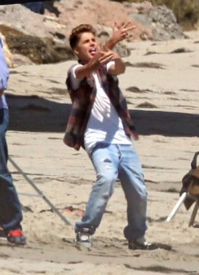28.06 | Justin Bieber tirando fotos para um novo photoshoot em LA