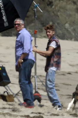28.06 | Justin Bieber tirando fotos para um novo photoshoot em LA
