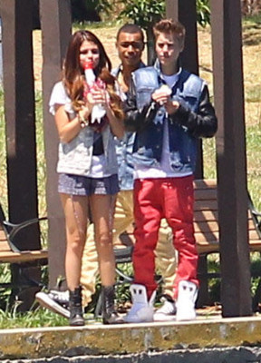 30.06 | Justin Bieber, Selena Gomez Khalil em Encino, Califórnia