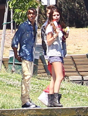 30.06 | Justin Bieber, Selena Gomez Khalil em Encino, Califórnia