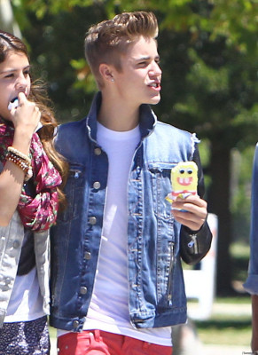30.06 | Justin Bieber, Selena Gomez Khalil em Encino, Califórnia