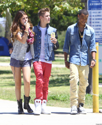 30.06 | Justin Bieber, Selena Gomez Khalil em Encino, Califórnia