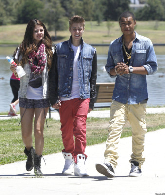 30.06 | Justin Bieber, Selena Gomez Khalil em Encino, Califórnia