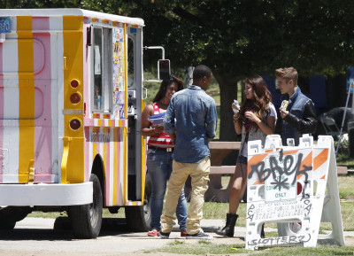 30.06 | Justin Bieber, Selena Gomez Khalil em Encino, Califórnia
