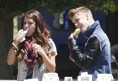 30.06 | Justin Bieber, Selena Gomez Khalil em Encino, Califórnia