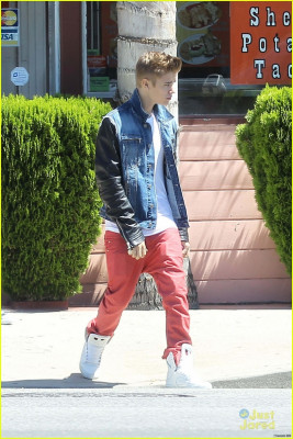 30.06 | Justin Bieber, Selena Gomez Khalil em Encino, Califórnia