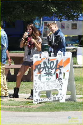 30.06 | Justin Bieber, Selena Gomez Khalil em Encino, Califórnia