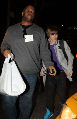 04.10 | Justin Bieber chegando em seu hotel em NY