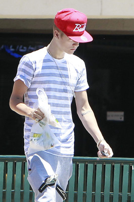 07.01 | Justin Bieber deixando restaurante na Califórnia