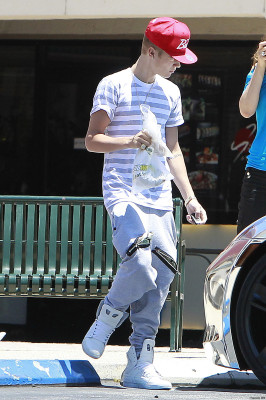 07.01 | Justin Bieber deixando restaurante na Califórnia