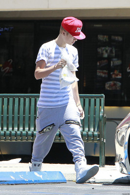 07.01 | Justin Bieber deixando restaurante na Califórnia