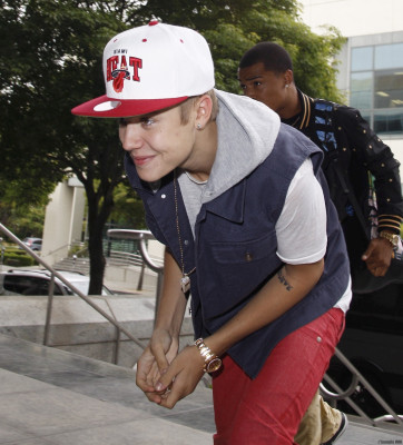 07.03 | Justin Bieber chegando em uma reunião em Los Angeles