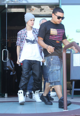 07.07 | Justin Bieber deixando restaurante em Los Angeles