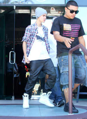 07.07 | Justin Bieber deixando restaurante em Los Angeles
