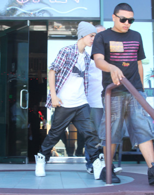 07.07 | Justin Bieber deixando restaurante em Los Angeles