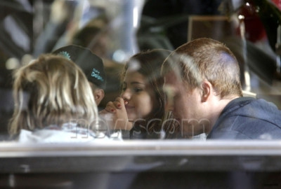 15.07 | Justin Bieber e Selena Gomez em restaurante em Melbourne, Austrália